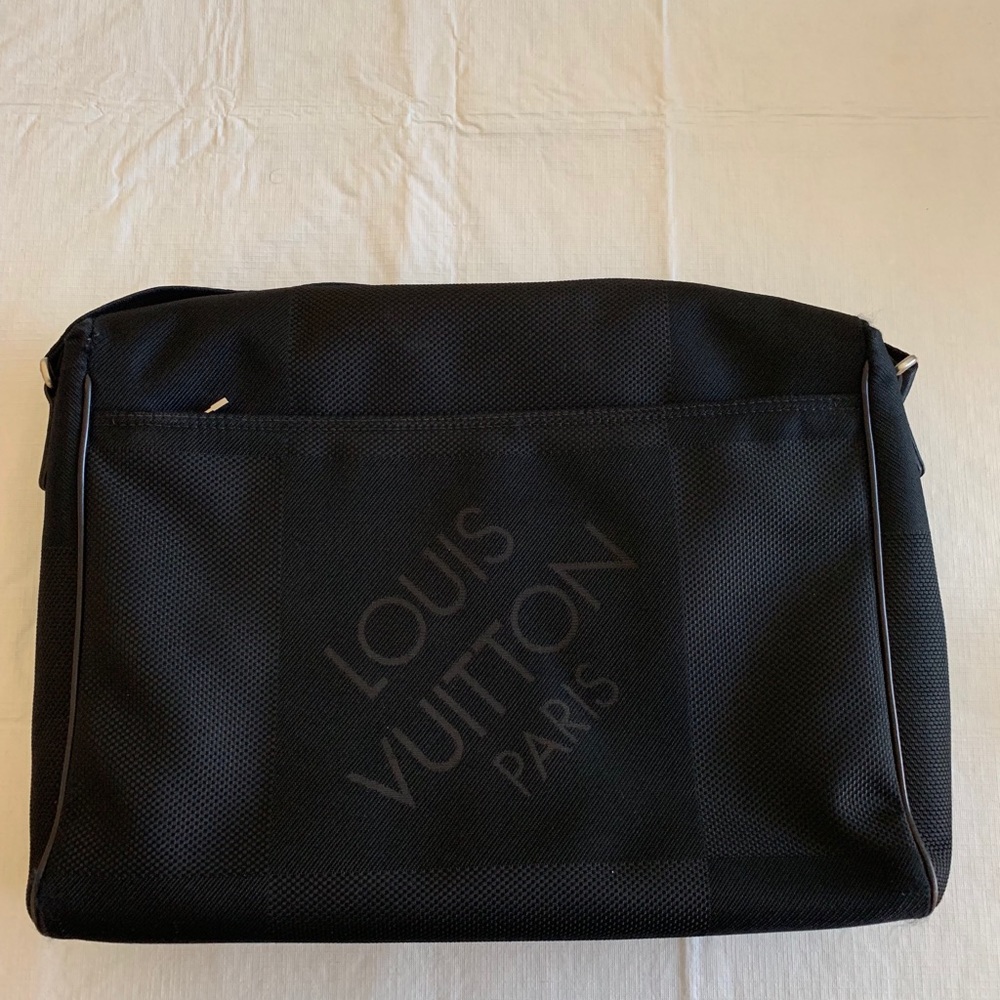 Louis Vuitton Damier Geant Messenger Bag - Picture 3 of 8